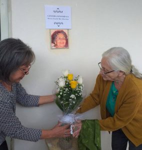 En un emotivo momento, la hija de la Dr.C. Norma Eneida Ríos Massabot y la Dr.C. María J. Vidal Ledo, quien fue alumna y compañera de la Dra. Eneida, colocan una ofrenda floral frente a la placa conmemorativa.